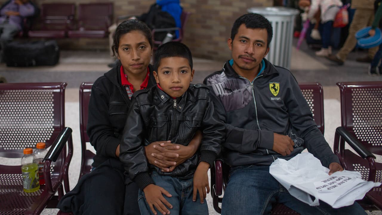 Tras cruzar la frontera sur y ser detenidos, la Patrulla Fronteriza detuvo al padre por un lado y a la madre y al hijo en otro.