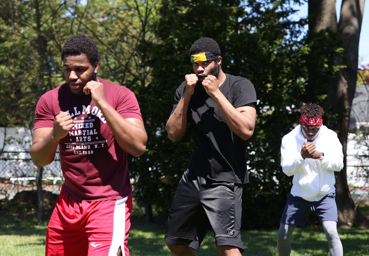 Los boxeadores aficionados Kevens Desroches, Raymond Young y Kerry Duperval se reunieron el 2 de mayo en el patio trasero de Matt Happaney, entrenador del Westbury Boxing Club Trainer.
