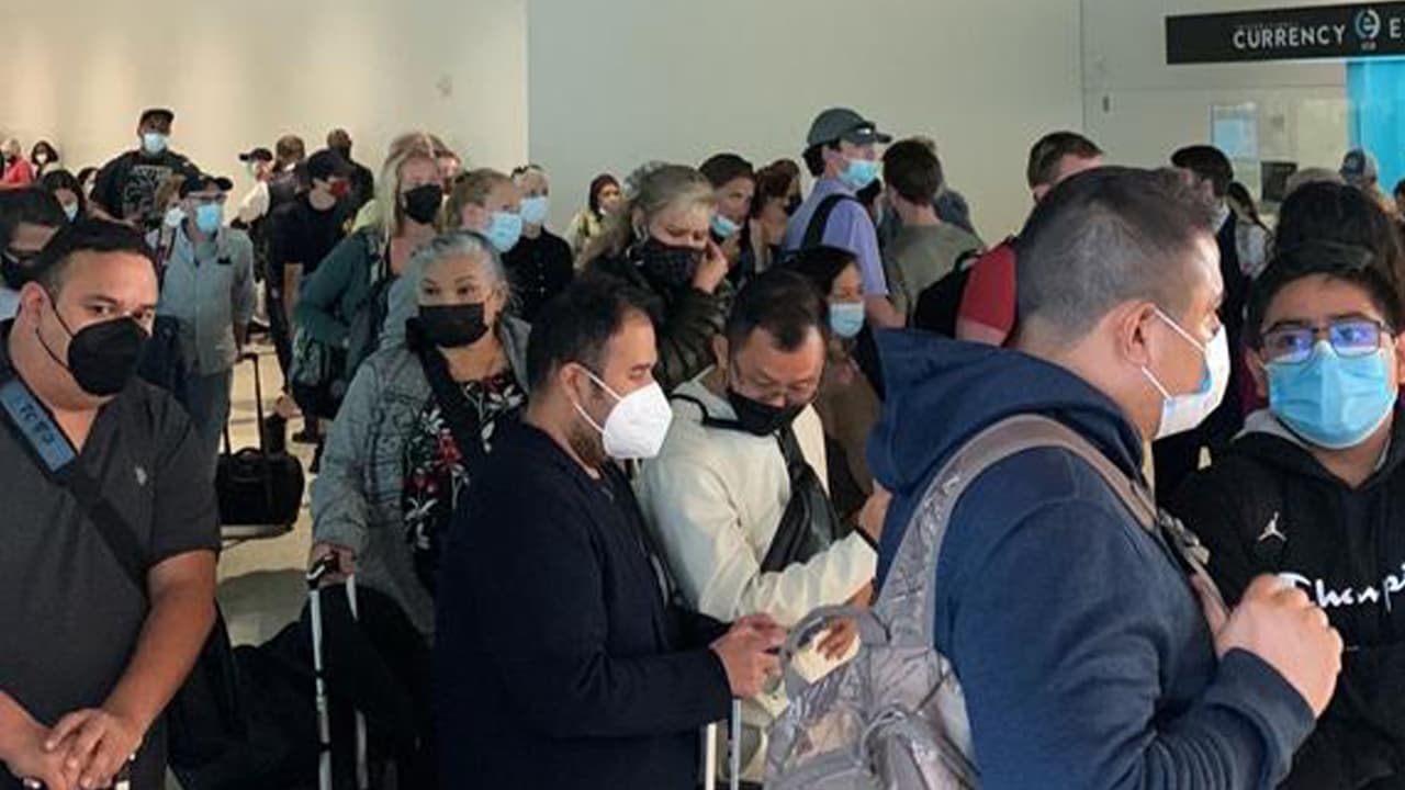 Los pasajeros debieron ser evacuados de la terminal D para que la policía inspeccionara la maleta.