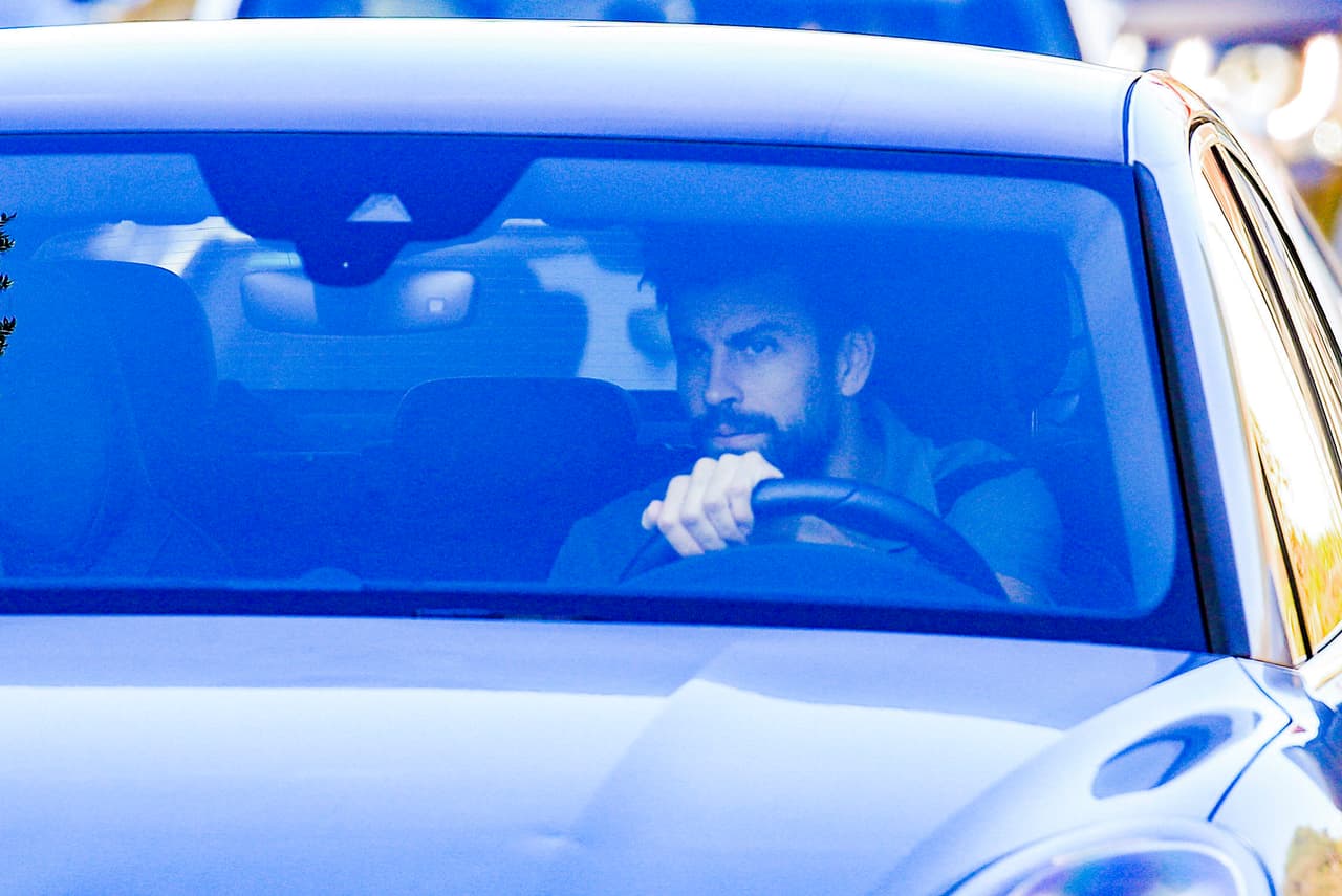 A horas de hacerse pública la fuerte advertencia, Piqué fue visto sin Clara Chía Martí mientras conducía su automóvil por las calles de Barcelona, España. 
<br>