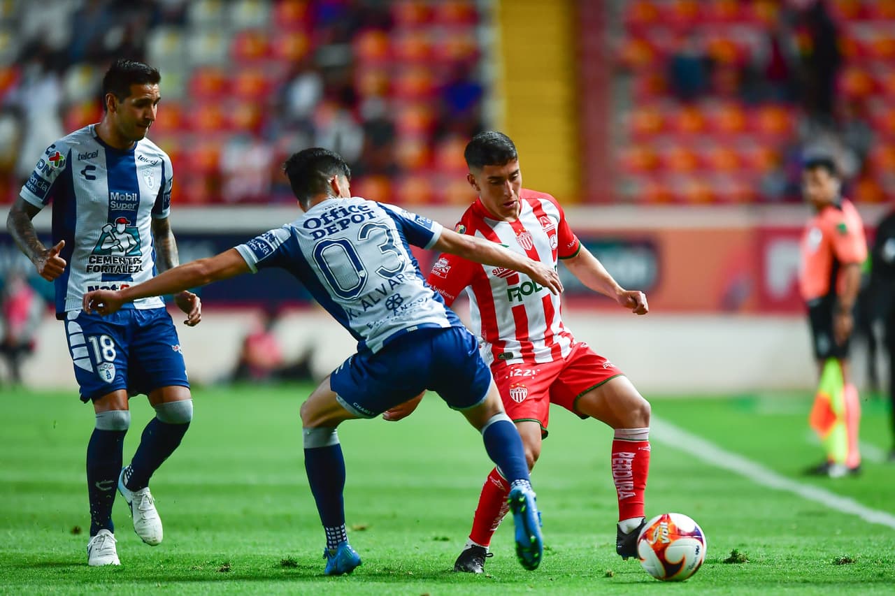 Con todo y que Luis Malagón tuvo una estupenda noche en el arco de Necaxa, Pachuca logra anotarle dos veces para empatar 2-2 en Aguascalientes. Pachuca continúa en el fondo de la tabla con cuatro unidades y Necaxa llega a la a la quinceava posición con siete puntos.