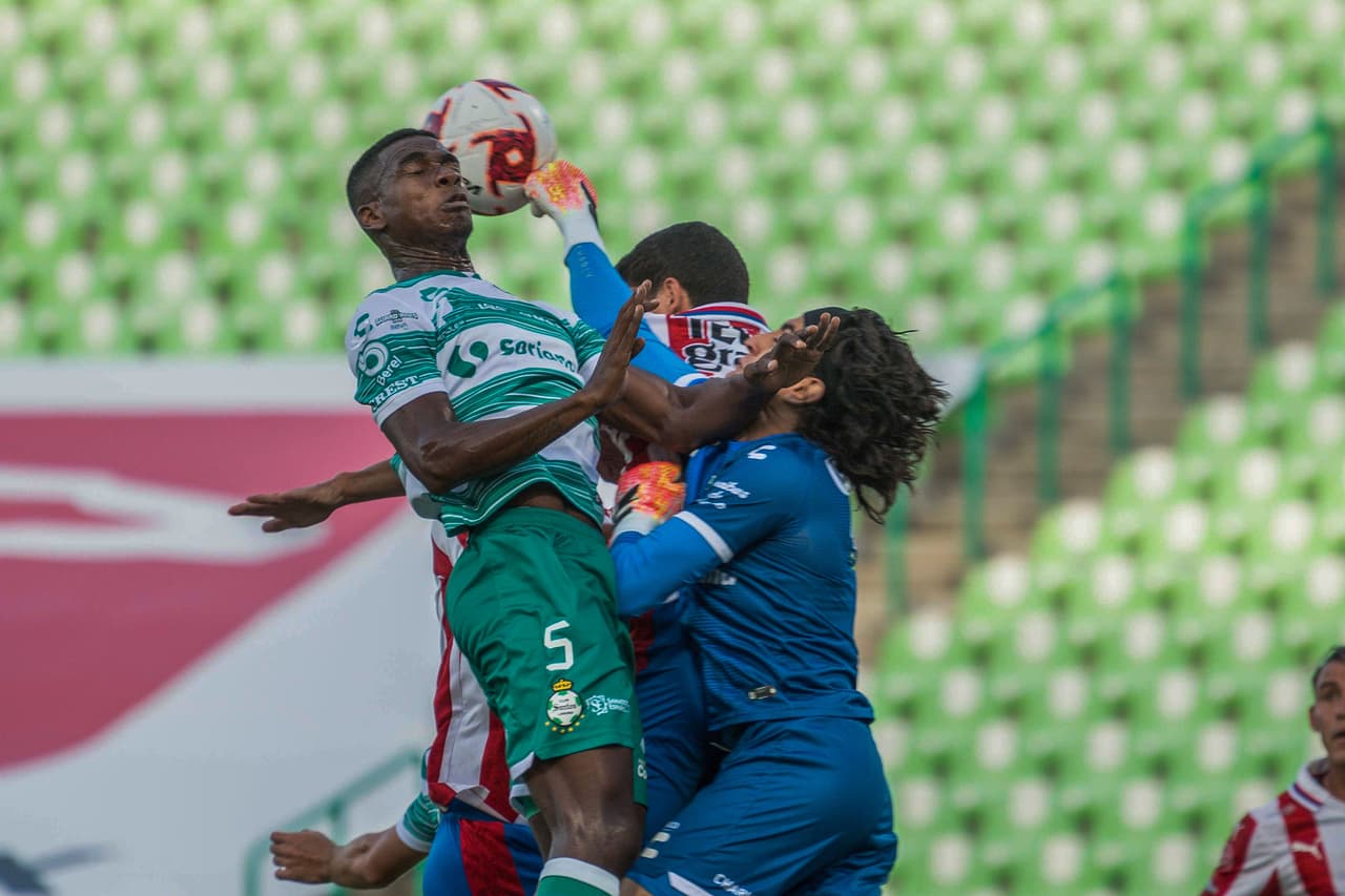 Carlos Acevedo juega su área de manera extraordinaria.