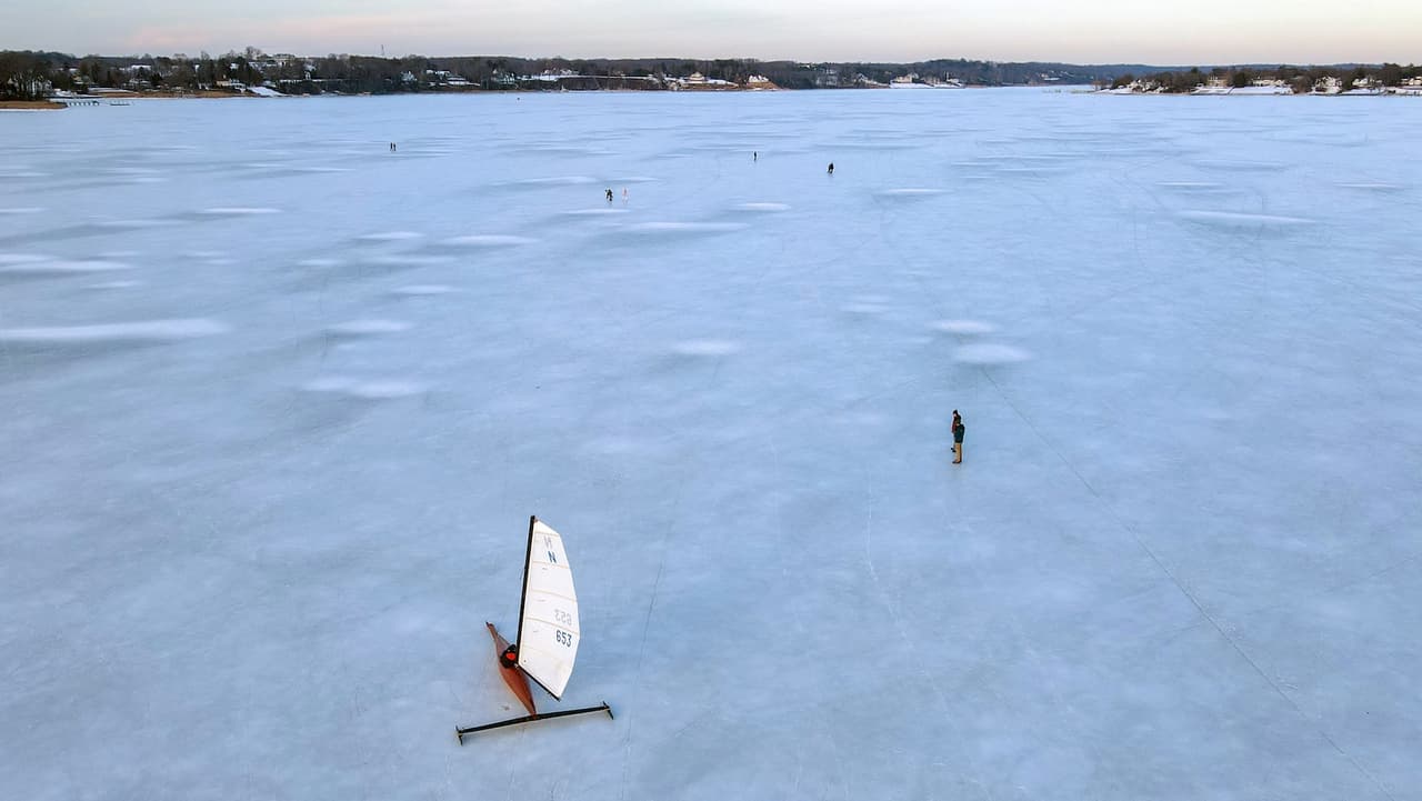 Manto de nieve cubre la playa de Rockaway en Queens