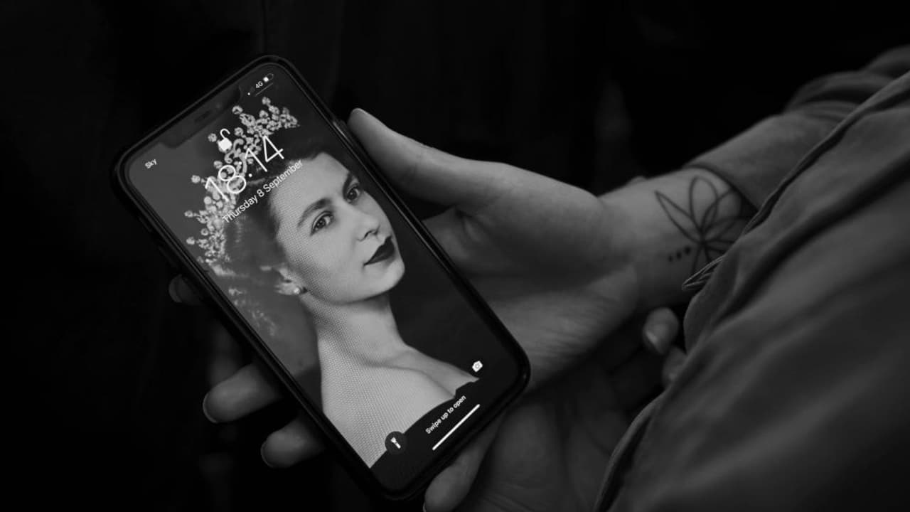 En un breve comunicado, el Palacio de Buckingham informó que la reina Isabel II "murió en paz en Balmoral" la tarde de este jueves. Se espera que el cuerpo de la monarca, quien había presentado varios quebrantos de salud este 2022, sea trasladado el viernes a Londres para dar inicio a los eventos funerarios. 
<b>Lee aquí más del <a href="https://www.univision.com/noticias/mundo/en-vivo-reina-isabel-ii-de-reino-unido-ultima-hora-estado-de-salud-8-septiembre-hoy" target="_blank">cubrimiento de la muerte de la Reina Isabel II</a></b>.