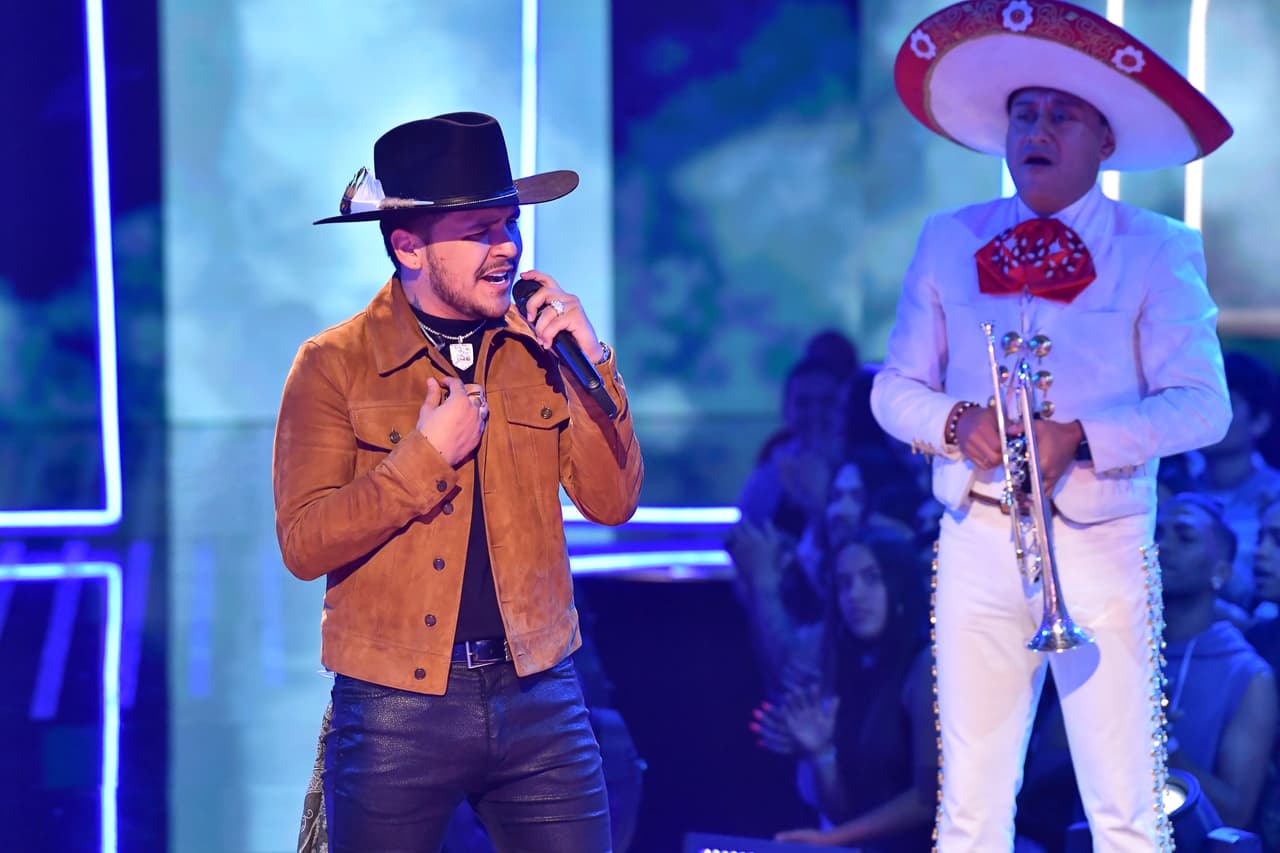 "De los besos que te di amor, ¿a cuál de todos echas más de menos? ¿Aquellos tiernos o los que llevan veneno? ¿Los inocentes o los que no tenían freno?", cantó emocionado.