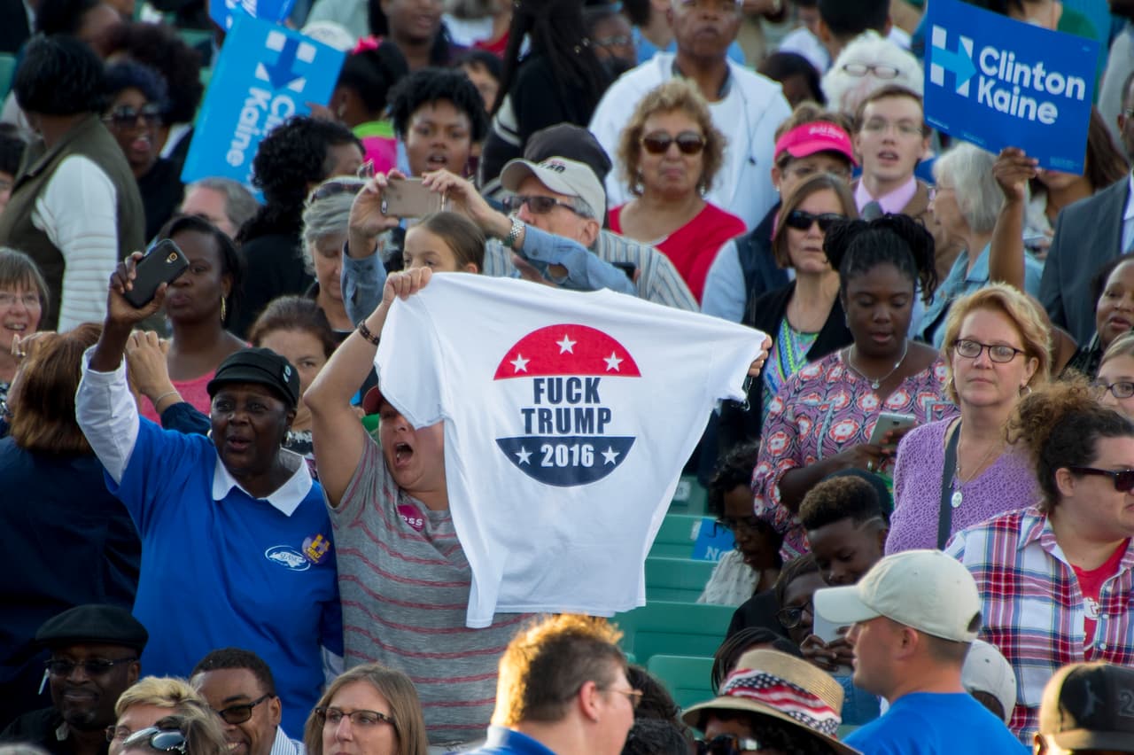 No todo han sido camisetas rosas de lado de los demócratas, por supuesto, Rimas groseras como estas también se han visto a lo alrgo de toda la campaña. Getty Images