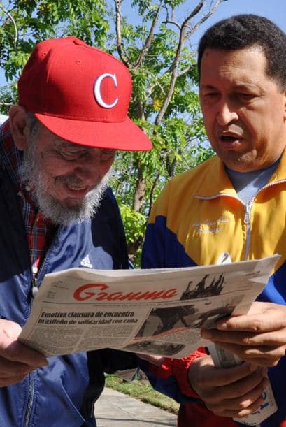 En diciembre de 2012, aunque Fidel no hizo ninguna aparición pública, envió una carta al actual presidente de Venezuela, Nicolás Maduro para hacer un homenaje al fallecido mandatario Hugo Chávez, cuando se dio a conocer la noticia de la gravedad de la salud del líder bolivariano. Foto: AP.
