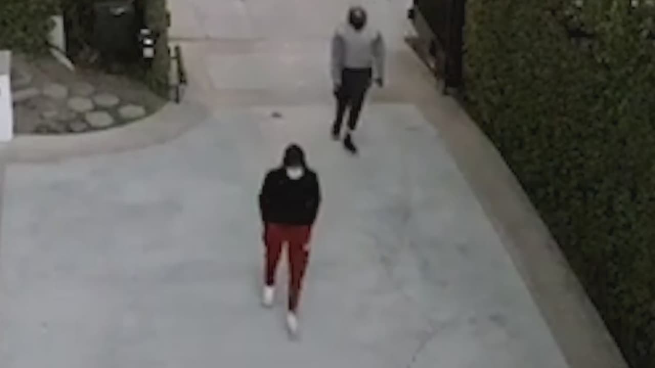 Asesinan a una mujer en un aparente caso de asalto en una mansión de Beverly Hills