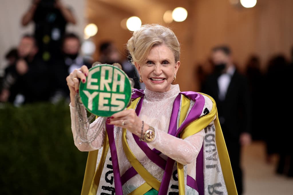 "En todo el país, los derechos de las mujeres están bajo ataque. Hace mucho que uso la moda como una fuerza para el cambio", escribió Maloney en su cuenta de Twitter, explicando su elección.
<b>En la foto, Maloney muestra un cartel con las siglas históricas ERA <i>(Equal Rights Amendment)</i>, la Enmienda de Igualdad de Derechos que movilizó a las feministas por décadas para garantizar en la Constitución igualdad de derechos para todos los ciudadanos. </b>