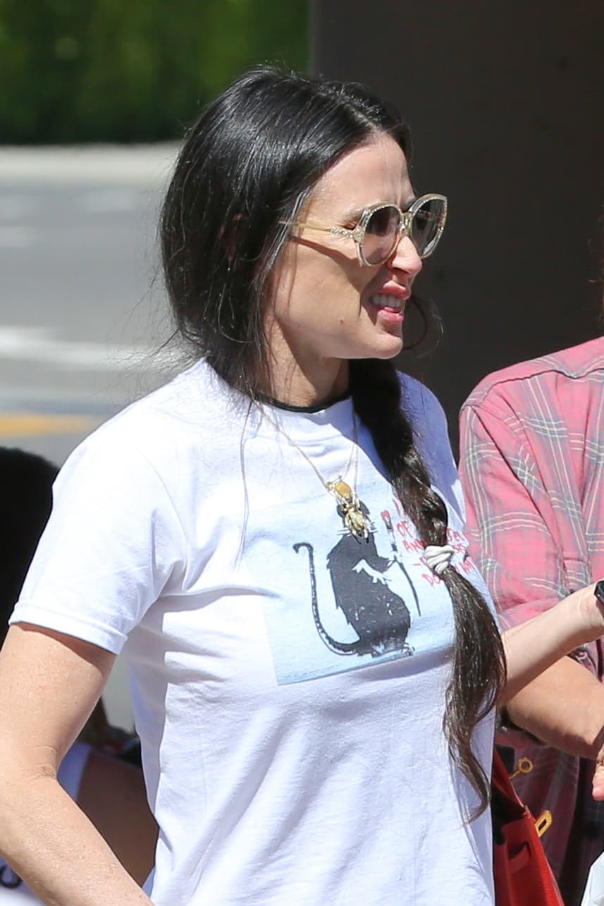 El cabello lo traía recogido en una trenza.