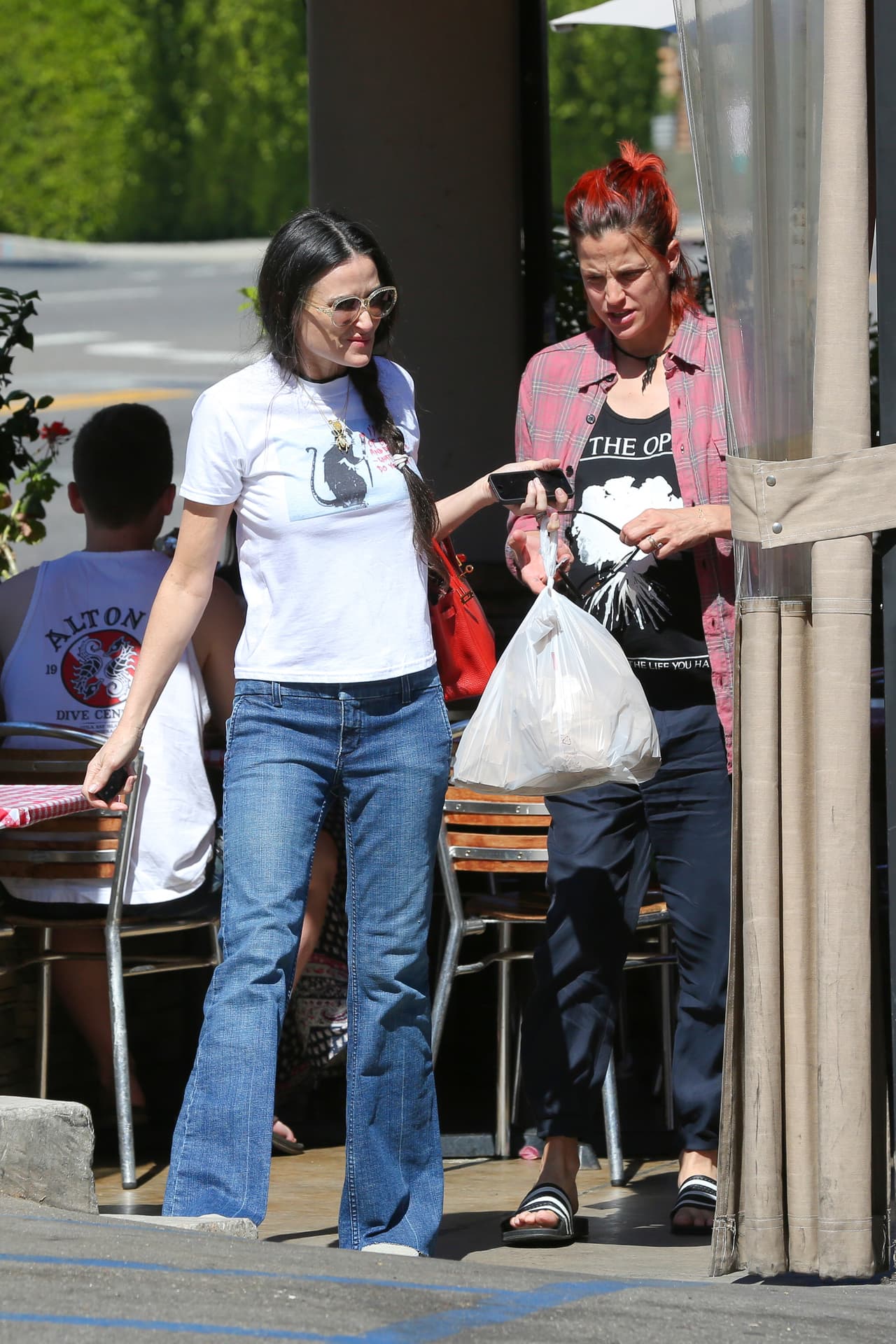 Después salieron hasta con "itacate", con órdenes para llevar a casa.