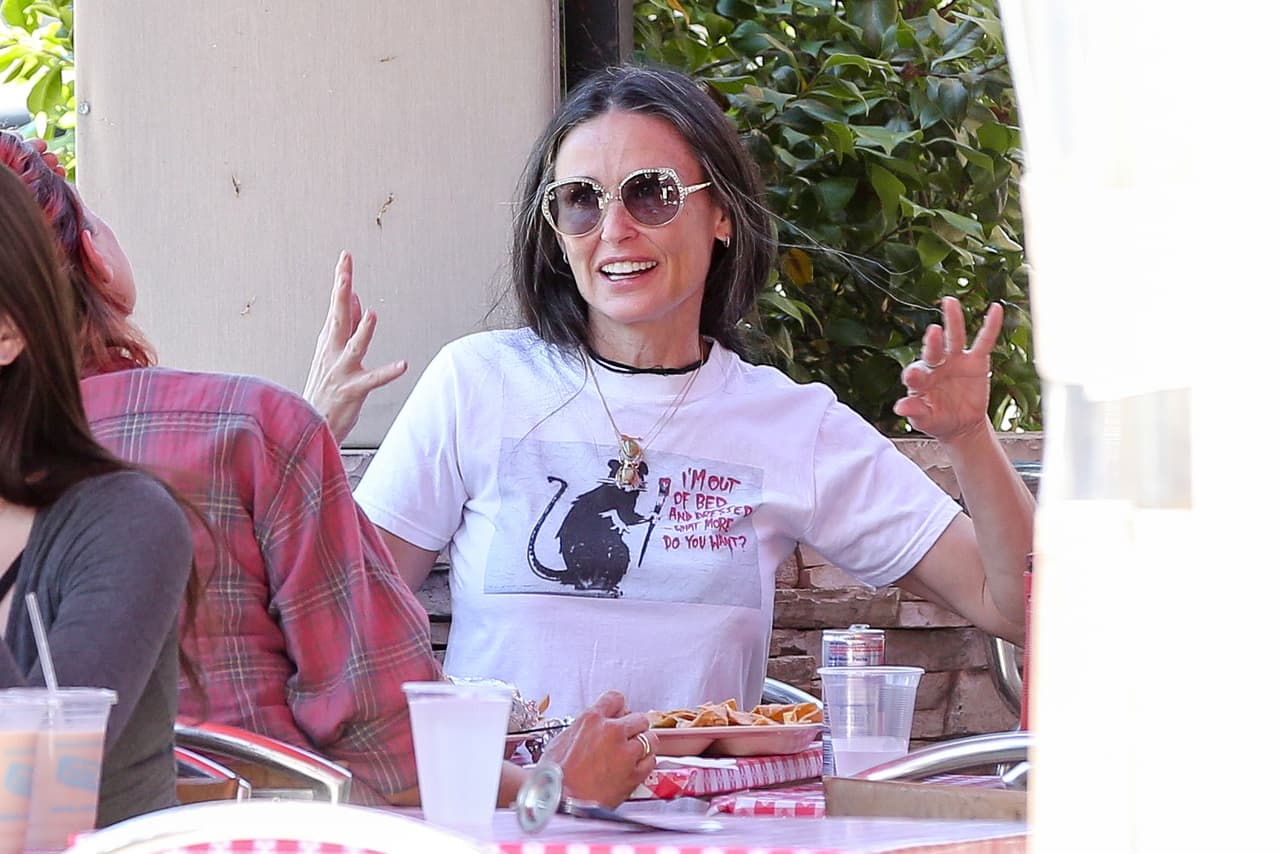 Demi salió con una amiga por comida mexicana en West Hollywood.