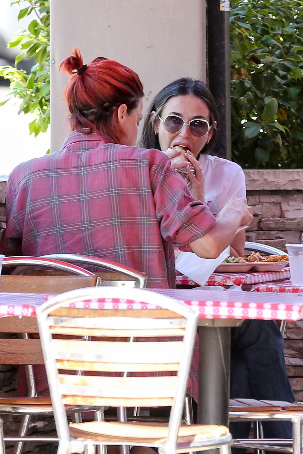 ¡Entrándole con gusto a su burrito!