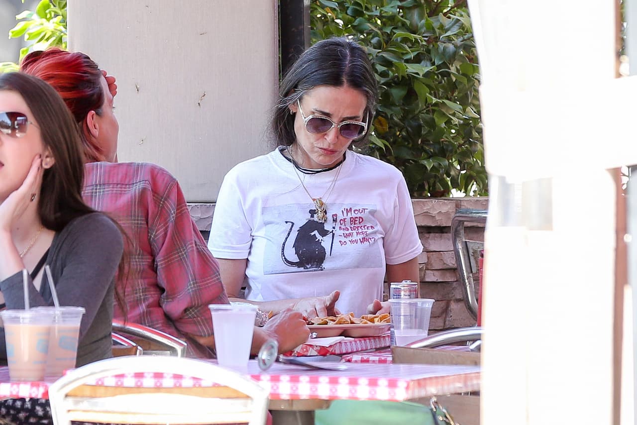 Pero por ello tenía una playera que decía: "Salí de la cama y me vestí. ¿Qué más quieres?" ¡Está increíble!