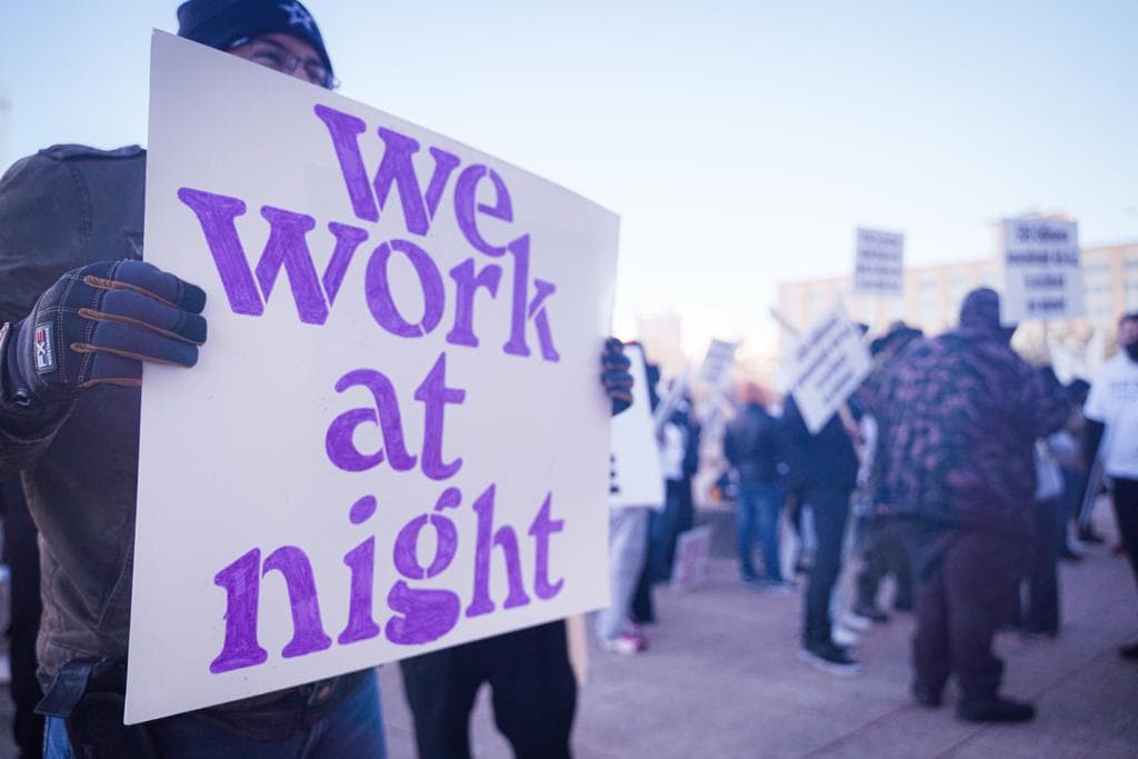 Al menos 50 de los presentes hablaron ante el consejo de la ciudad y dijeron que de aprobarse la medida varias personas perderían el sustento económico. 
<br>