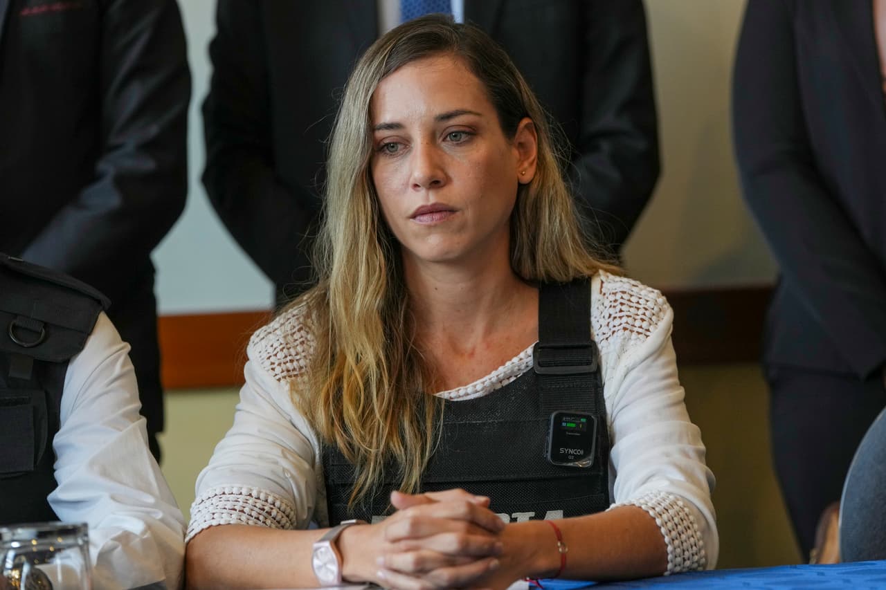 La candidata a la vicepresidencia Andrea González se sienta durante una conferencia de prensa para anunciar que Christian Zurita será nominado por el Movimiento Construye para reemplazar al asesinado Fernando Villavicencio como candidato presidencial, en Quito, Ecuador, el domingo 13 de agosto de 2023.