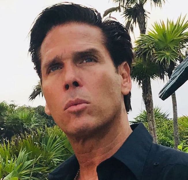 "No me quiero parecer a Luis Miguel. Siento que yo en lo personal estoy 
<b><a href="https://www.univision.com/shows/aqui-y-ahora/roberto-palazuelos-el-actor-mexicano-al-que-imitan-muchos-mirreyes-video" target="_blank">envejeciendo mucho mejor</a></b>, soy mejor vino", aseguró.