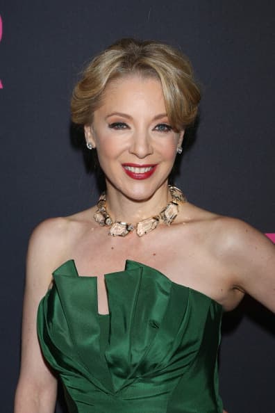 ¿Te gustaría que
<b><a href="http://www.univision.com/temas/edith-gonzalez">Edith González</a></b> volviera al look rubio de cabellera abundante o que se quedara rapada y con esa imagen natural que hemos visto los últimos días? Lo que es cierto es que esta gran actriz está llena de talento y el público ansía verla de nuevo en alguna telenovela.