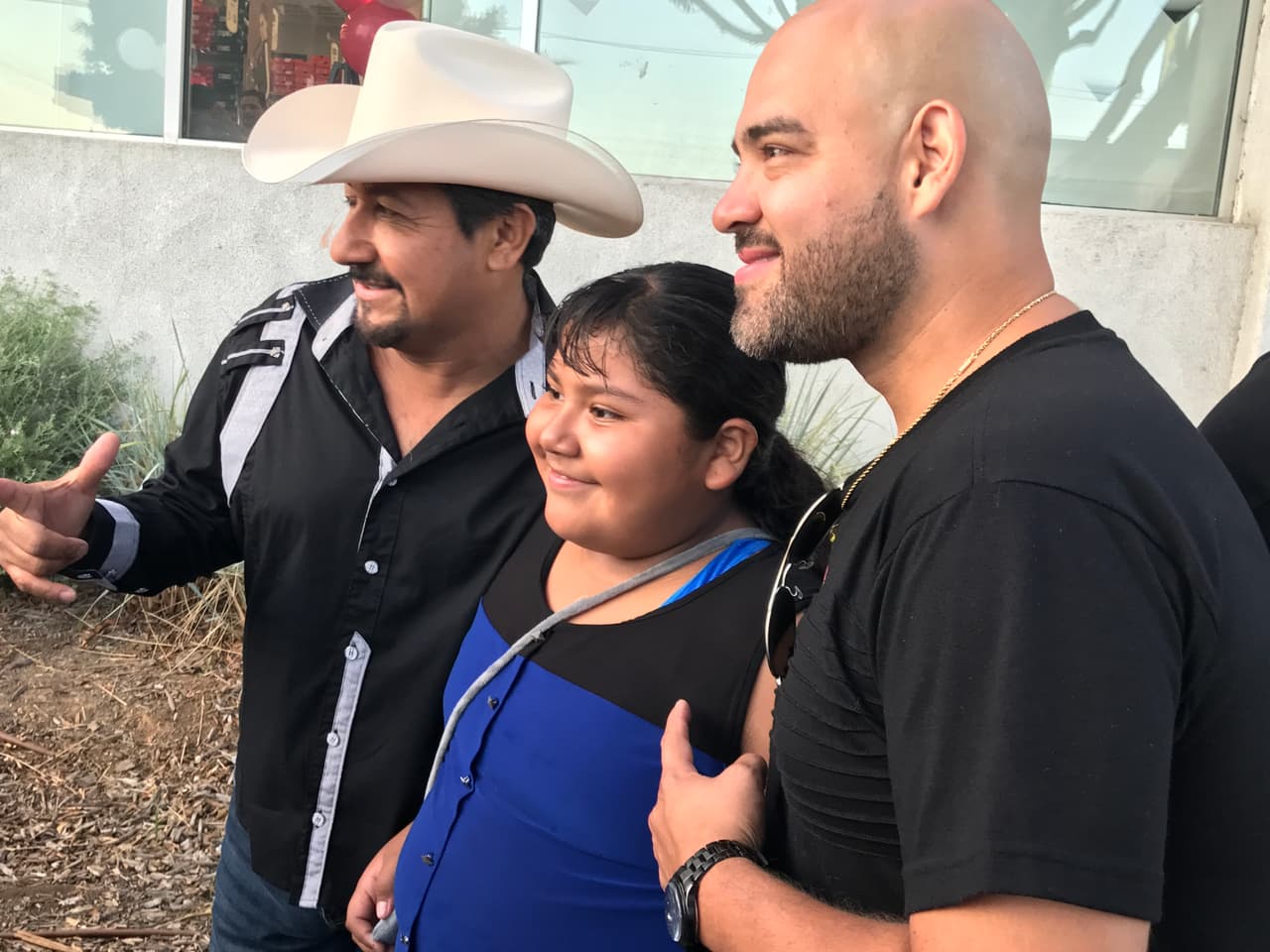 El Bueno, La Mala y El Feo llenaron las calles de seguidores de Christian Nodal para su primer encuentro con sus fans en la ciudad de Los Ángeles.