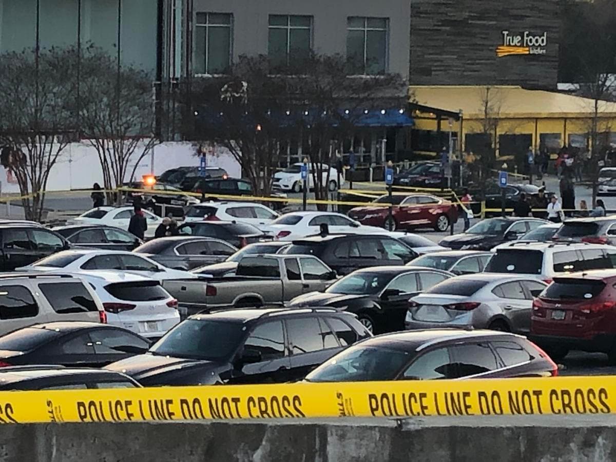 Pelea por un puesto de estacionamiento dejó un hombre muerto de bala en el Lenox Mall