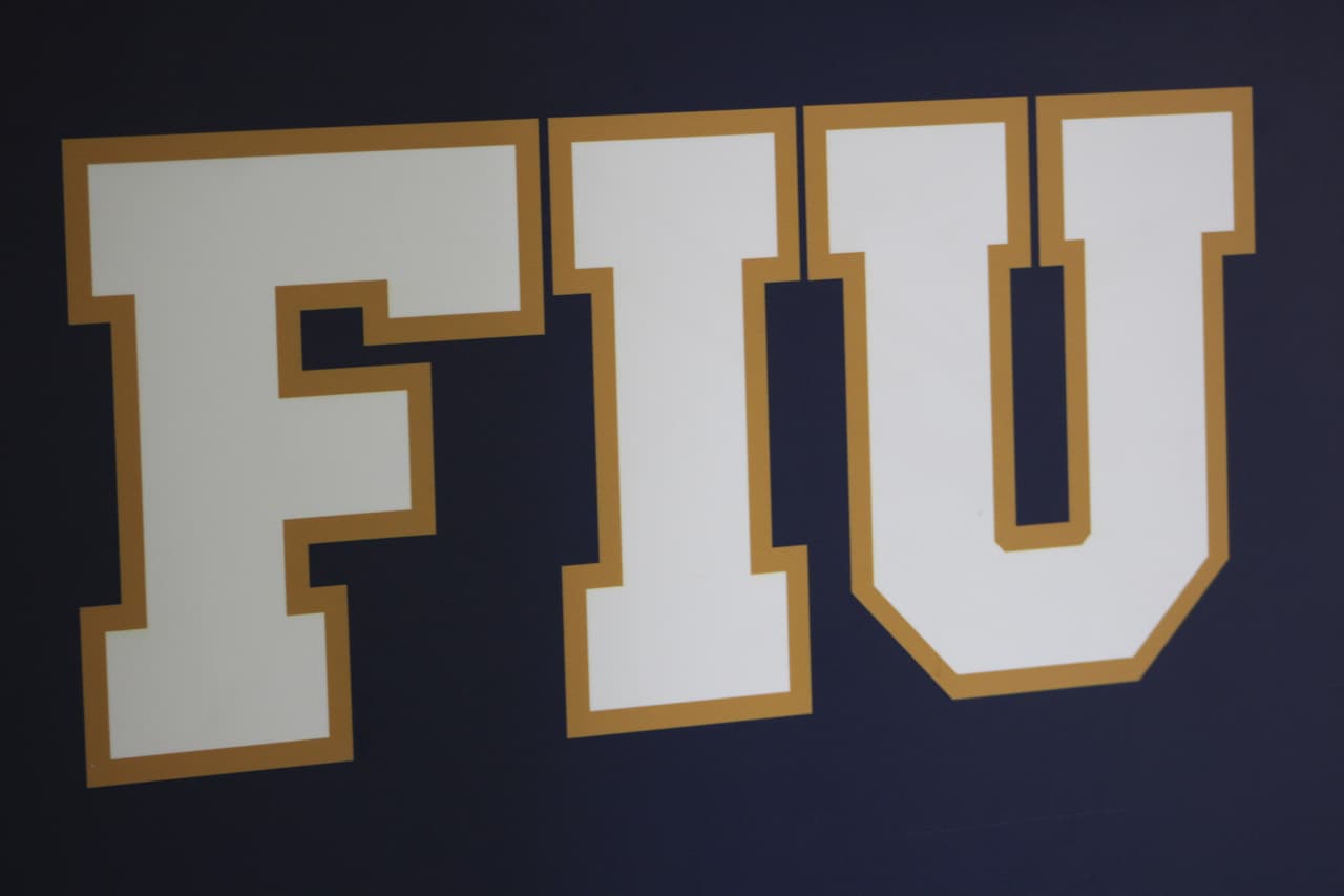 La Universidad Internacional de Florida (FIU) es una de las escuelas más diversas de la nación. 
<b>Alrededor del 81% de los estudiantes son minorías raciales o étnicas</b>, y por eso se han autodenominado la 
<b>"institución que sirve hispanos"</b> más grande del país.
<br>
<br>El vicepresidente Kenneth Furton aseguró en un comunicado que "la ley actual de la Florida provee a todos los estudiantes (incluyendo estudiantes indocumentados que se gradúan de las escuelas secundarias de la Florida y cumplen otras condiciones) recibir una exención de la matricula de fuera del estado. Esta es la ley en Florida.
<b><a href="http://news.fiu.edu/2016/11/daca-and-undocumented-students-have-a-home-at-fiu/106626"> No habrá cambio, a menos que cambie el programa federal DACA o la ley de la Florida</a><u> </u>".</b>
<br>
<br>A pesar de esto, y de múltiples manifestaciones, la universidad aún no accede a autodenominarse 'campus santuario'.