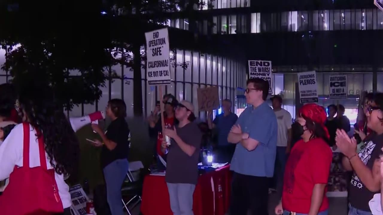 Protestan en Long Beach contra operativos migratorios tras arresto de ciudadano estadounidense