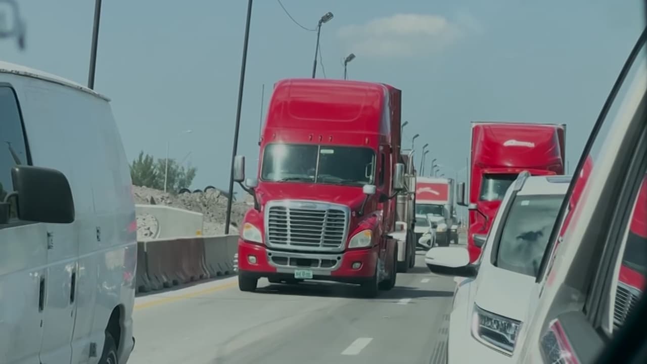 Reducen Conductores de Camión por Medida de Trump en Estados Unidos
