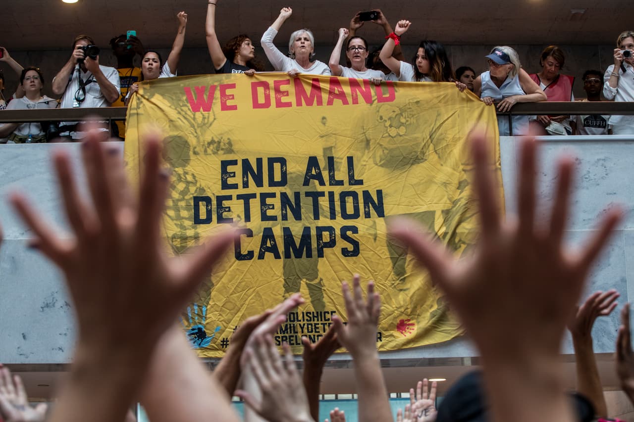 Los manifestantes cantaron: "¿Qué queremos? Familias libres" y también: "Así luce la democracia".