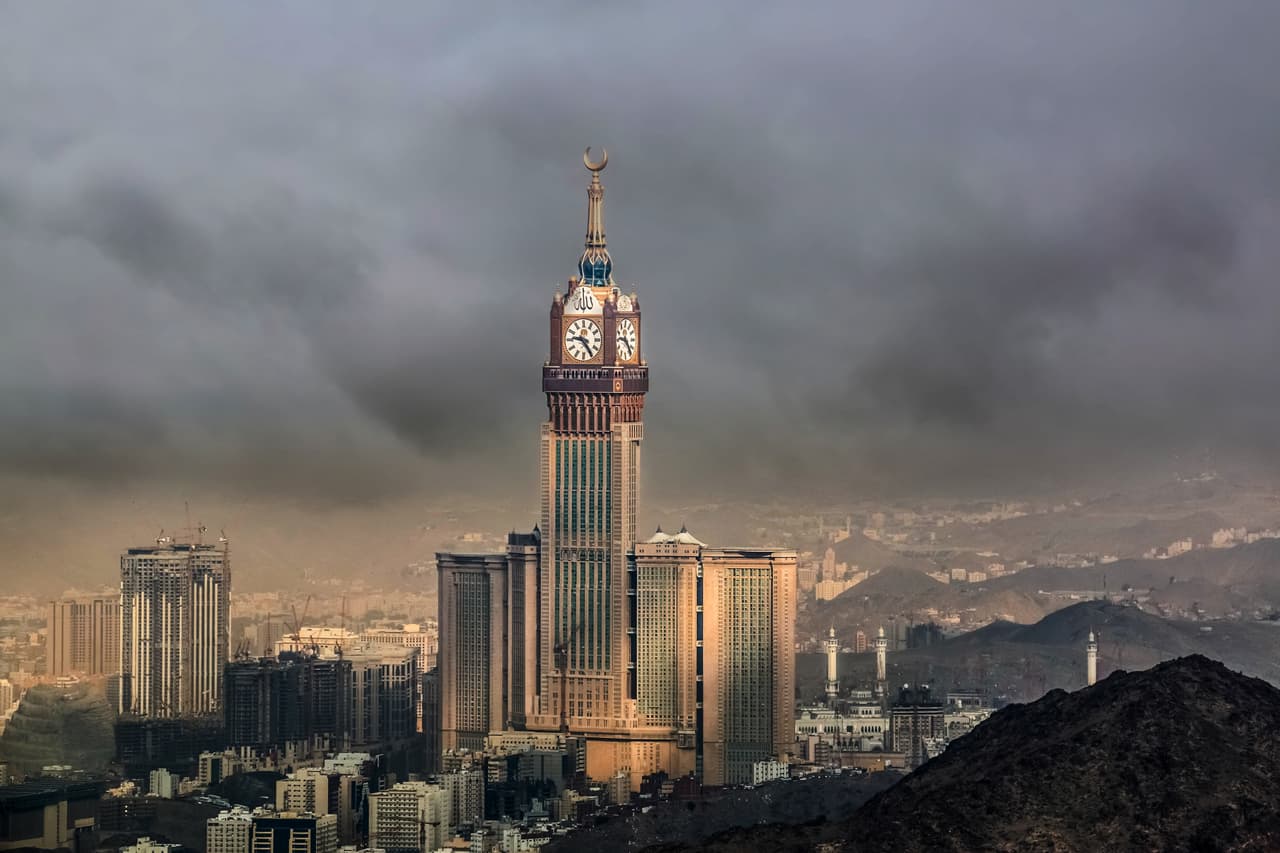 <b>Puesto 3. Makkah Royal Clock Tower, La Meca, Arabia Saudita. </b>Este edificio alberga un hotel y oficinas. Mide 1,972 pies (601 metros) y tiene 120 pisos. Fue completado en 2012.