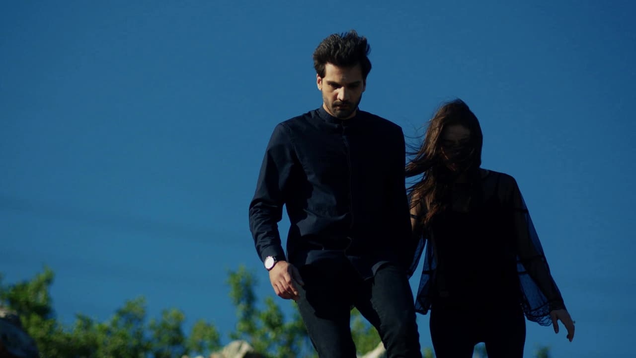 Emir la condujo por el camino libre de minas.