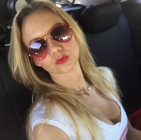 La actriz se ha casado en tres ocasiones: la primera con el también actor Héctor Soberón, con quien protagonizó un escándalo derivado de la aparición de un video sexual; posteriormente con el empresario Leandro Ampudia, y actualmente comparte su vida con el torero Christian Aparicio.