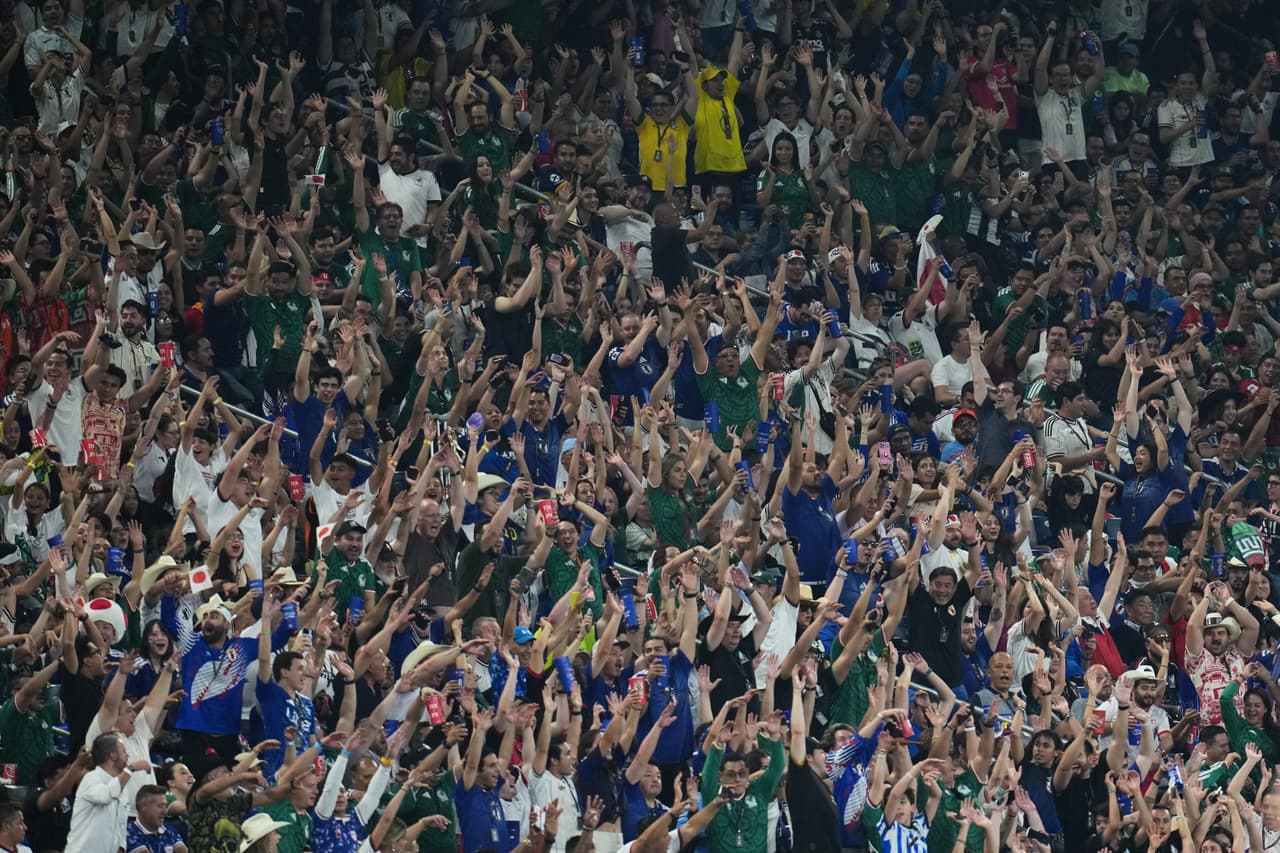 Los aficionados reaccionan durante el partido de fútbol del Grupo F de la Copa Mundial entre Túnez y Japón en Guadalupe, cerca de Monterrey, México, el sábado 20 de junio de 2026.