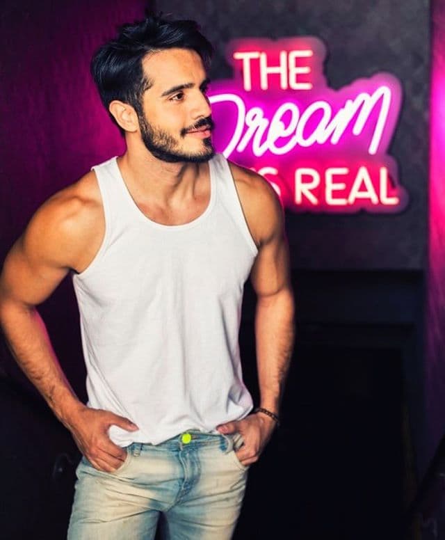 Rivera se tituló en la carrera de Imagen y Diseño Digital de la Escuela de Artes Plásticas de Puerto Rico. Como pintor tuvo su primera exposición en el año 2005.