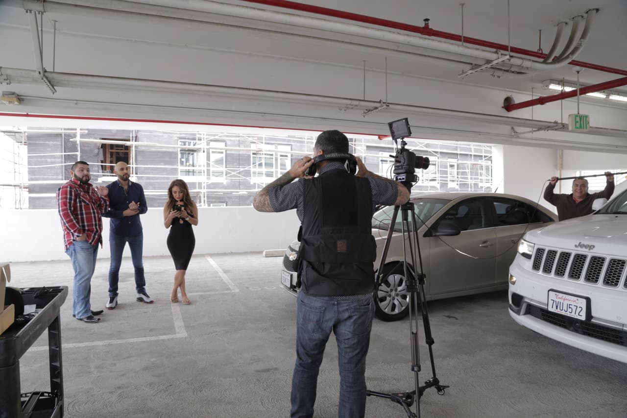 Jose, el director, dando a los locutores instruciones para el comercial.