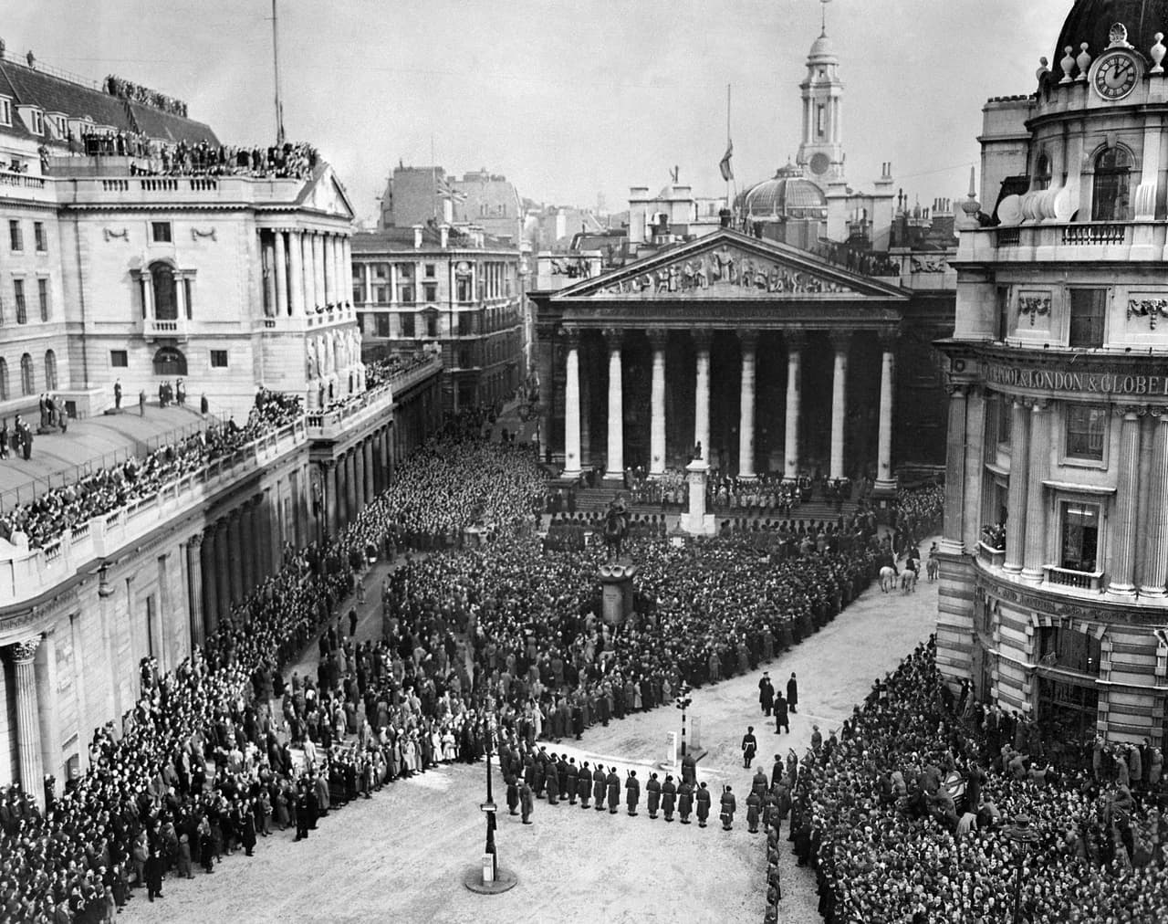 La coronación de la reina Isabel II se llevó a cabo más 14 meses después, el 2 de junio de 1953, en una ceremonia religiosa, celebrada en la Abadía de Westminster, en Londres.