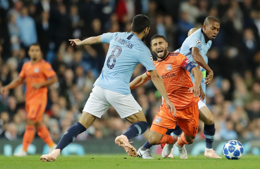 El jugador más talentoso del Lyon Nabil Fekir recibiendo una falta para tratar de apaciguarlo porque sabían de su calidad y su talento con la pelota.