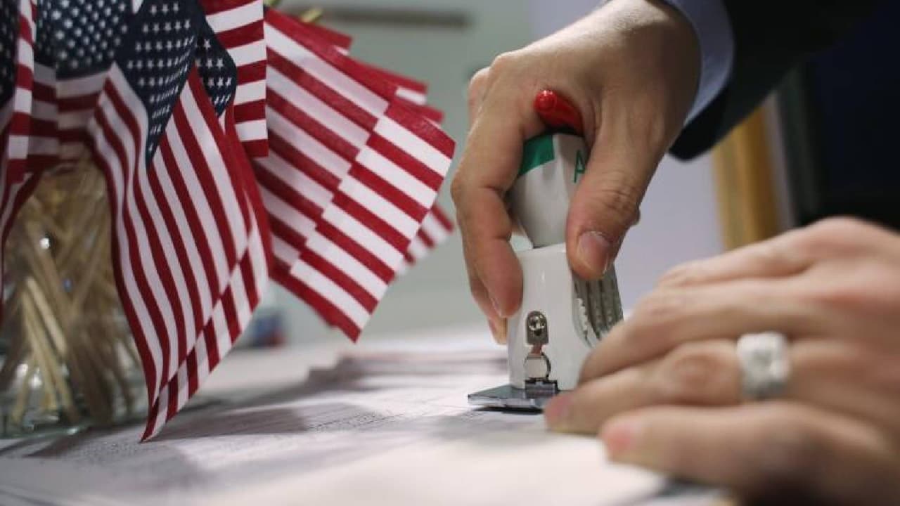 Respondemos tus dudas: Quiénes no califican bajo el nuevo programa migratorio de Biden