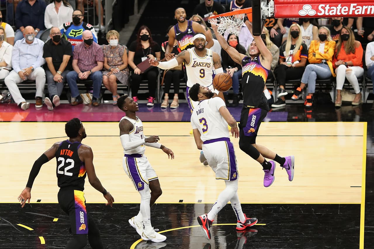 <b><a href="https://www.univision.com/deportes/temas/phoenix-suns">Los Phoenix Suns</a></b> rompen 
<a href="https://www.univision.com/local/arizona-ktvw/phoenix-suns-playoffs-vencer-clippers-de-los-angeles-fotos">una sequía de más de una década sin entrar a los Playoffs</a>. La última vez que el equipo estuvo en postemporada fue en 2010 cuando perdieron ante los 
<a href="https://www.univision.com/deportes/temas/los-angeles-lakers">Lakers</a>. Los Phoenix Suns derrotaron a los Lakers de Los Ángeles en el Juego 1 de la primera ronda de los Playoffs en la Conferencia Oeste. El Valle del Sol ganó con 99-90; el próximo encuentro será este martes.
<br>