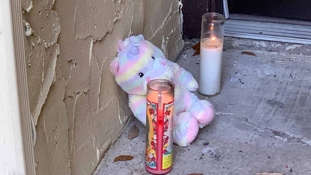 Al cuestionar a la madre que fue identificada como Priscilla Torres, dijo que la menor murió después de consumir productos químicos.