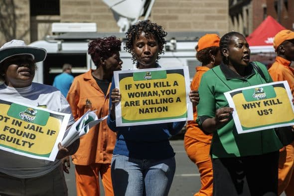 Entre los manifestantes había varios miembros de la Liga de Mujeres del Congreso Nacional Africano.