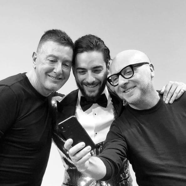 Los diseñadores y fundadores de la marca, Stefano Gabbana y Domenico Dolce, emocionados compartieron en sus redes sociales los momentos previos al show en donde no dejaron de alabar al intérprete.