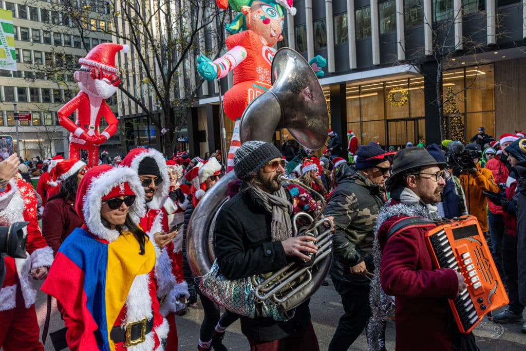 En la zona turística de Times Square, se armó tremendo fiestón, con música de la temporada y familias desfilando disfrazadas de Santa Claus, de renos y hasta del Grinch.