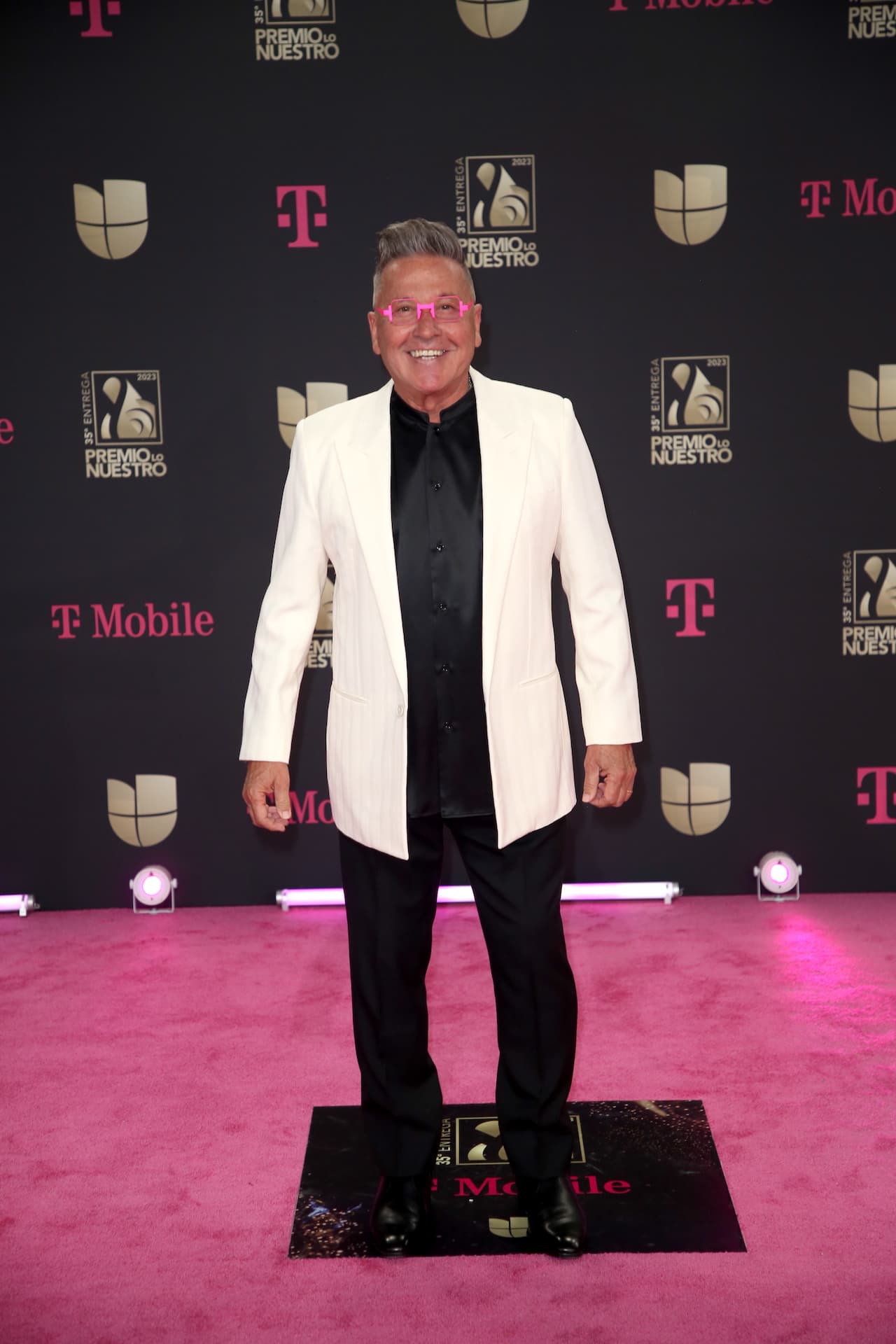 <b>Ricardo Montaner</b> asistió con un look en blanco y negro que resaltó con anteojos rosas.