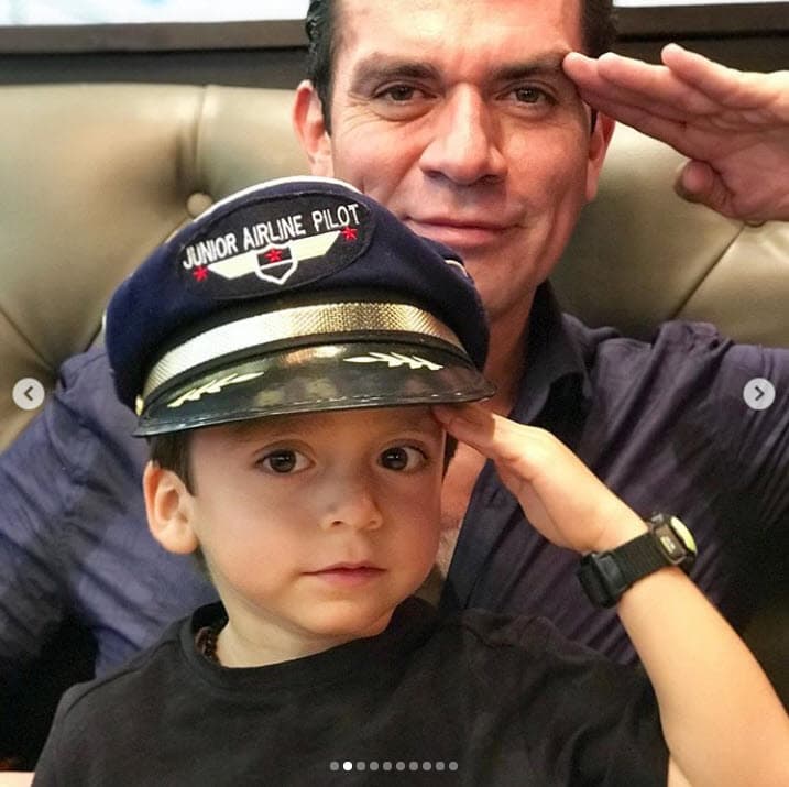 Eso la ha obligado a estar fuera de casa y delegar la atención de sus hijos a Jorge Salinas. 
<br>