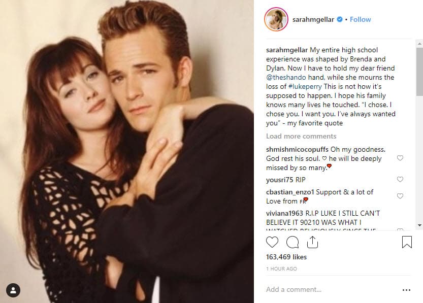 Por su parte, la actriz Sarah Mihelle Gellar escribió: "Toda mi experiencia en la escuela secundaria fue formada por Brenda y Dylan. Ahora tengo que tomar la mano de mi querida amiga Shannen Doherty, mientras ella lamenta la pérdida de Luke Perry. No es así como se supone que suceda. Espero que su familia sepa que tocó muchas vidas. 'Elegí. Yo te elijo. Te deseo. Siempre te he querido'- mi cita favorita".