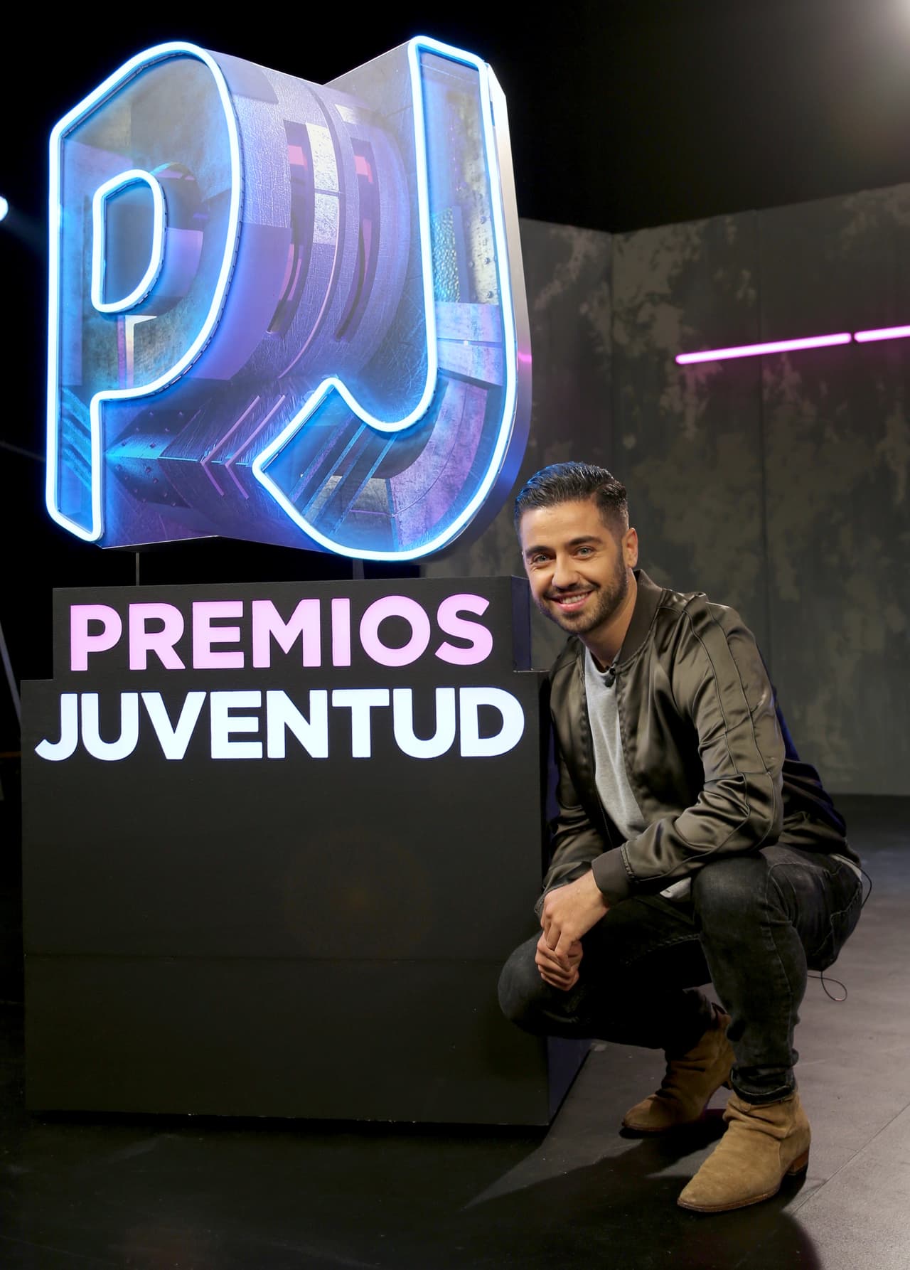 Comunicar las notas de actualidad ha sido la principal labor del madrileño por años; sin embargo, también disfruta al máximo presentar esta gala llena de música y euforia.