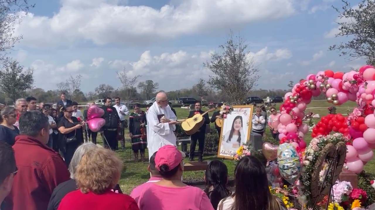 Familiares y amigos recordaron 
<a href="https://www.univision.com/local/houston-kxln/arlene-alvarez-aniversario-luctuoso-muerte-menores-de-edad-houston">a la niña</a>, de 9 años, con una misa y luego donde descansan sus restos.