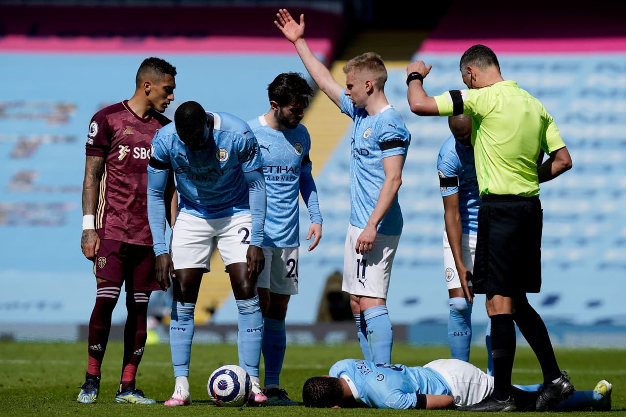 El árbitro central era bastante permisivo en el juego pero a veces los futbolistas se pasaban de intensos.
<br>
