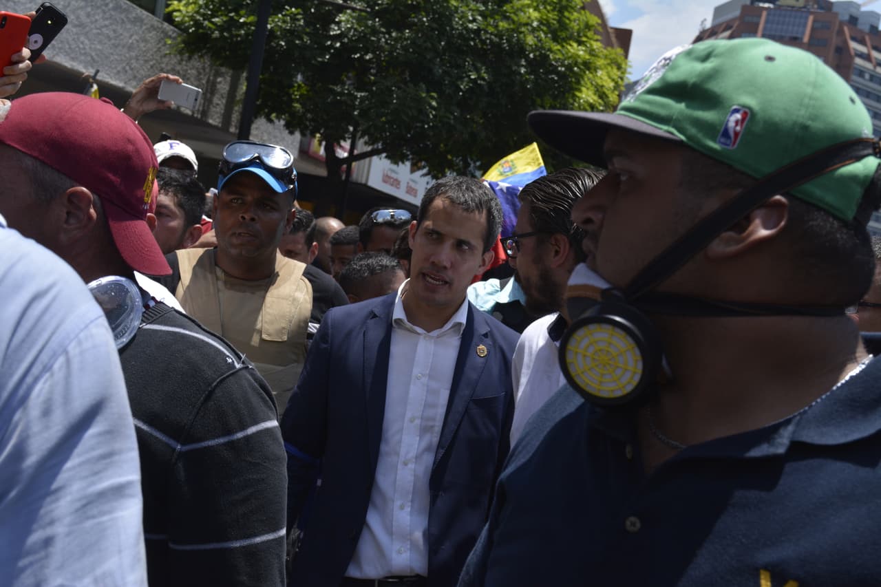 Guaidó marcha junto a los manifestantes por las calles de Caracas.
<br>