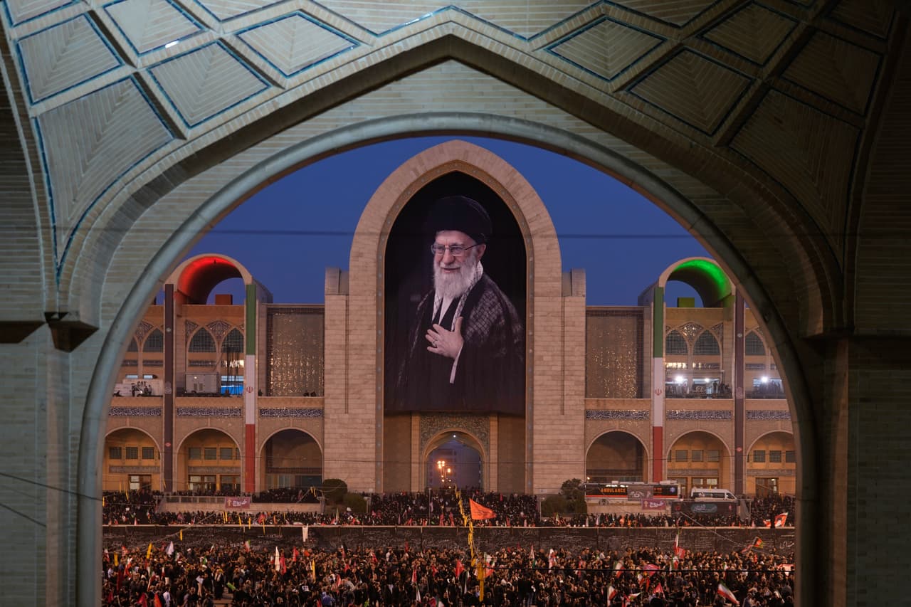 Las autoridades cerraron calles y el espacio aéreo y suspendieron actividades cotidianas por el periodo de luto, que comenzó el sábado y terminará el jueves, cuando Jamenei sea enterrado en el santuario del imán Reza en Mashhad, su ciudad natal. Jamenei tenía 86 años.